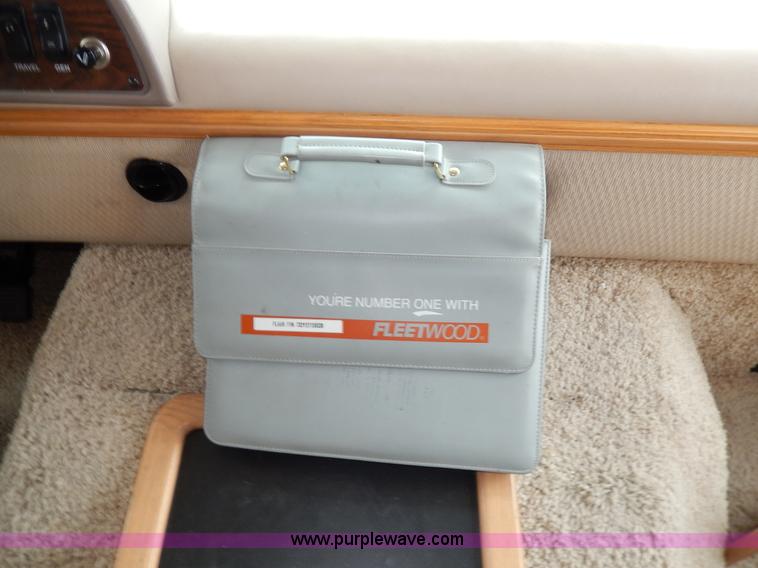 image for item D8122 2002 Workhorse P30 Fleetwood Flair 25Y recreational vehicle