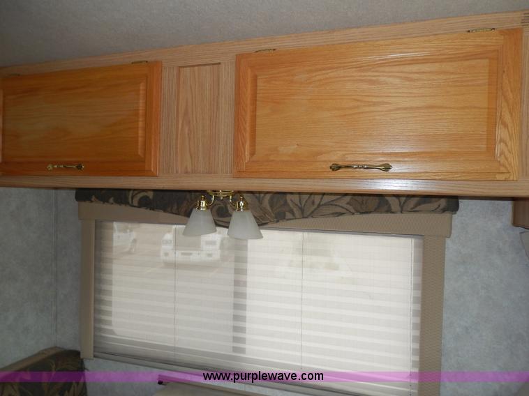 image for item D8122 2002 Workhorse P30 Fleetwood Flair 25Y recreational vehicle