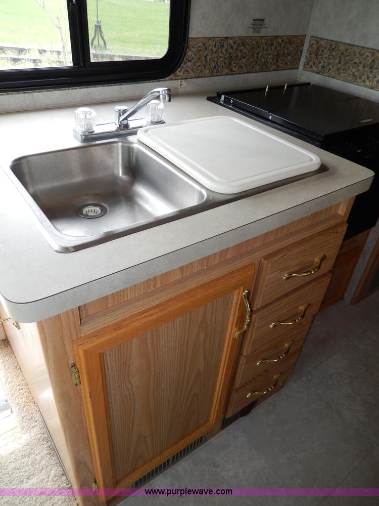 image for item D8122 2002 Workhorse P30 Fleetwood Flair 25Y recreational vehicle