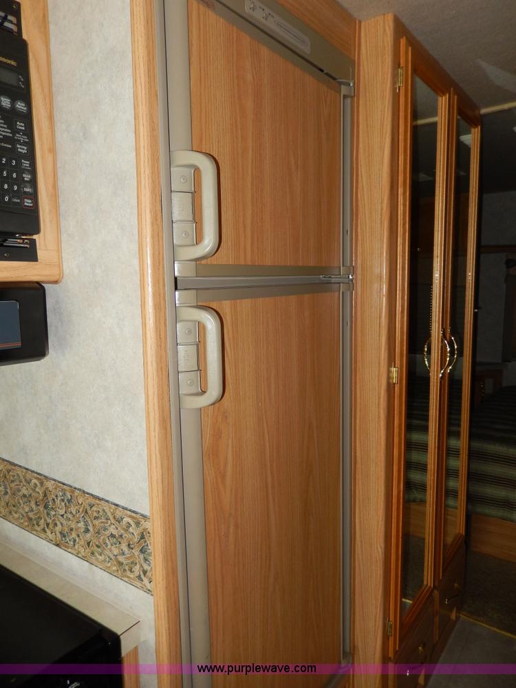 image for item D8122 2002 Workhorse P30 Fleetwood Flair 25Y recreational vehicle