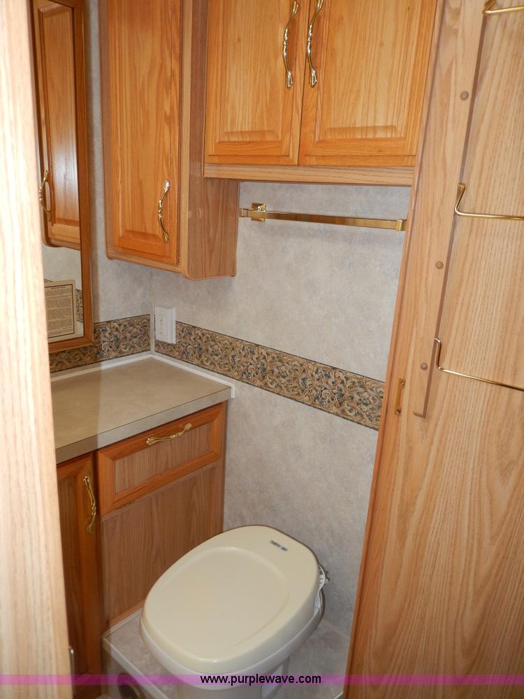 image for item D8122 2002 Workhorse P30 Fleetwood Flair 25Y recreational vehicle