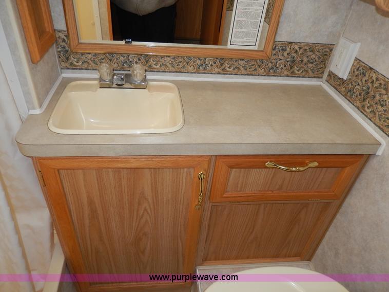 image for item D8122 2002 Workhorse P30 Fleetwood Flair 25Y recreational vehicle