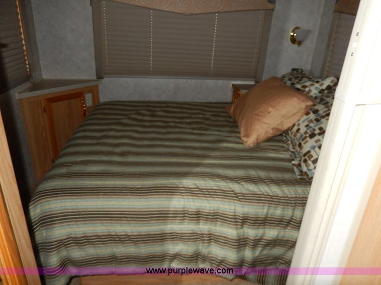 image for item D8122 2002 Workhorse P30 Fleetwood Flair 25Y recreational vehicle