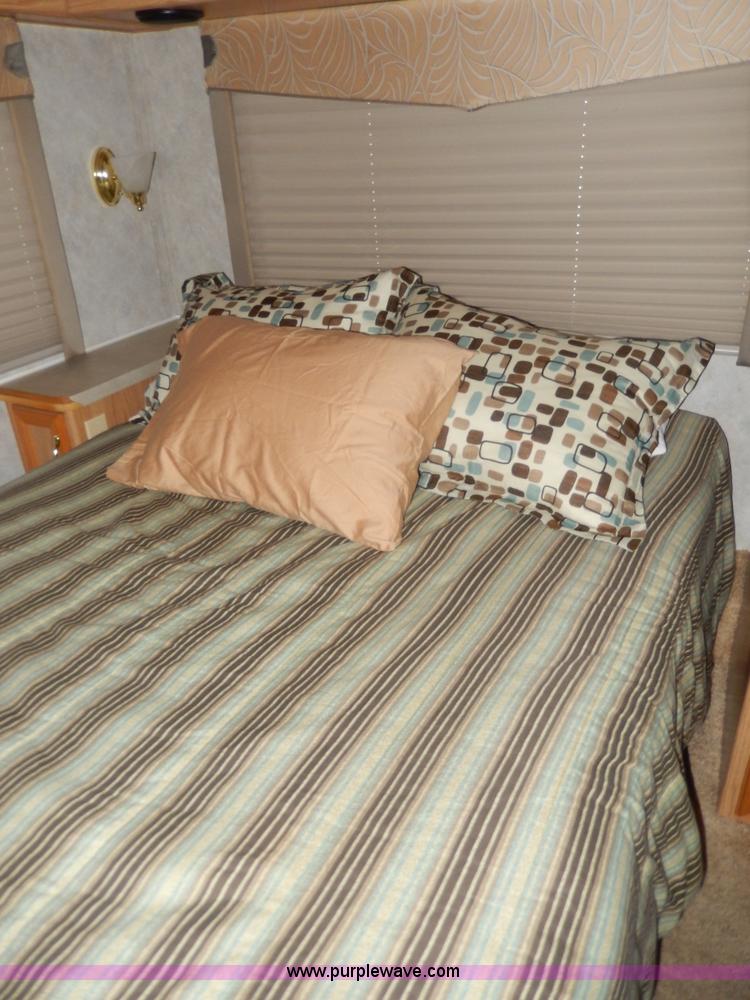 image for item D8122 2002 Workhorse P30 Fleetwood Flair 25Y recreational vehicle