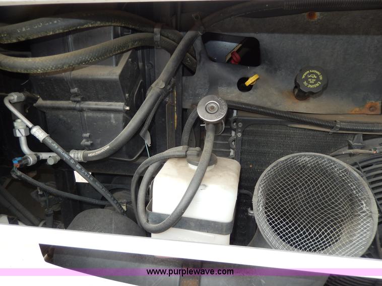 image for item D8122 2002 Workhorse P30 Fleetwood Flair 25Y recreational vehicle