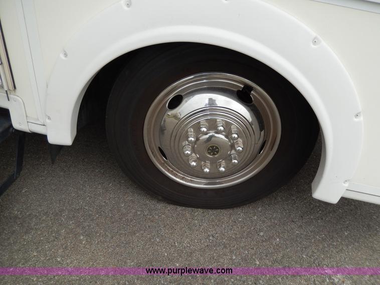 image for item D8122 2002 Workhorse P30 Fleetwood Flair 25Y recreational vehicle