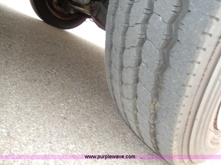 image for item D8122 2002 Workhorse P30 Fleetwood Flair 25Y recreational vehicle