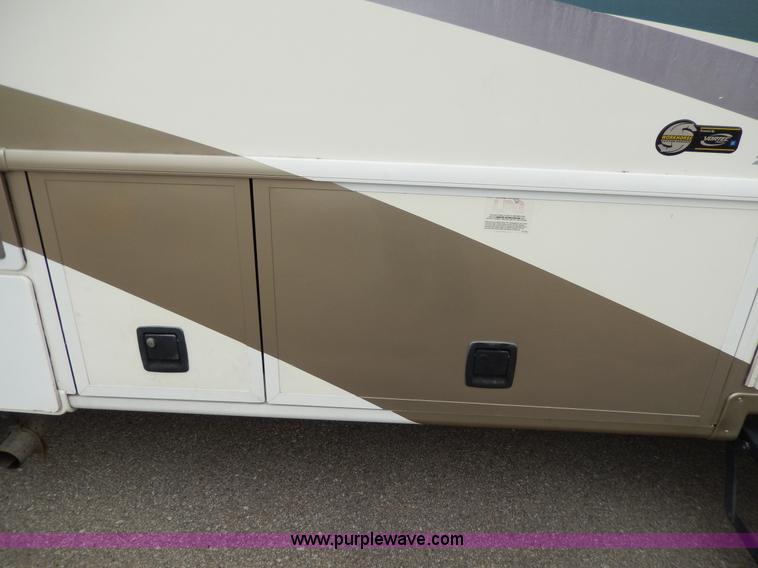 image for item D8122 2002 Workhorse P30 Fleetwood Flair 25Y recreational vehicle