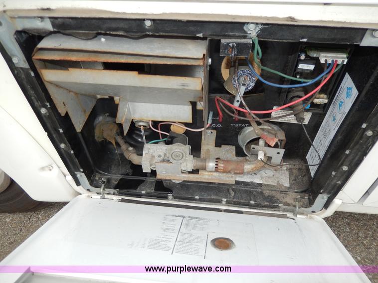 image for item D8122 2002 Workhorse P30 Fleetwood Flair 25Y recreational vehicle