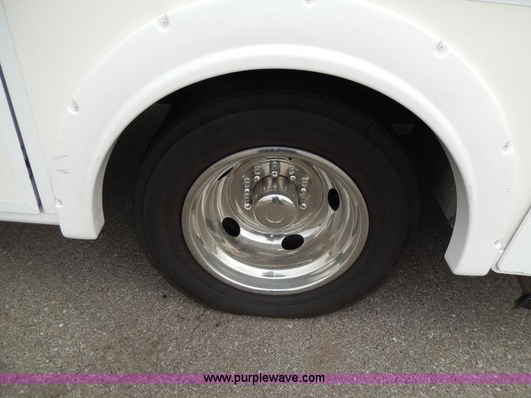 image for item D8122 2002 Workhorse P30 Fleetwood Flair 25Y recreational vehicle