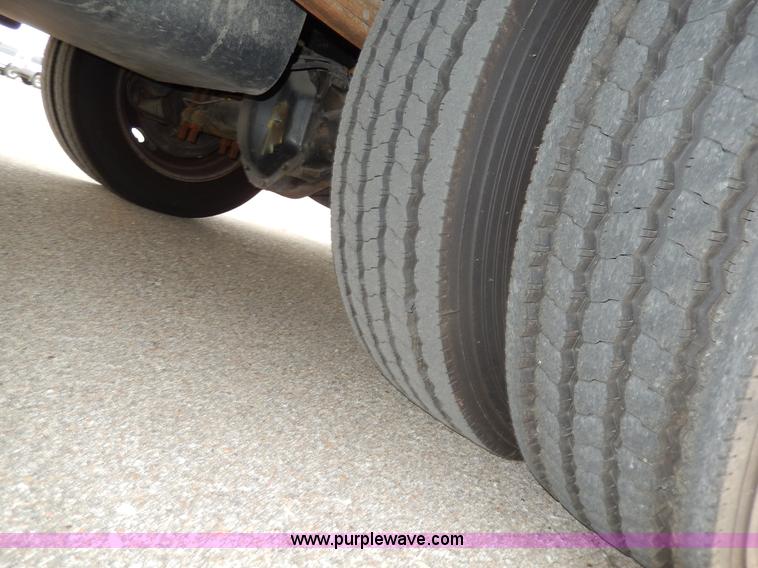 image for item D8122 2002 Workhorse P30 Fleetwood Flair 25Y recreational vehicle