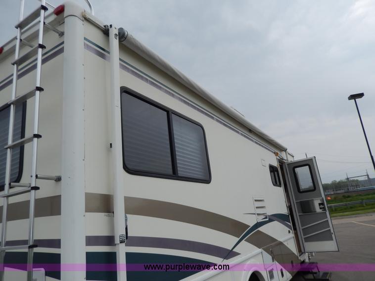 image for item D8122 2002 Workhorse P30 Fleetwood Flair 25Y recreational vehicle