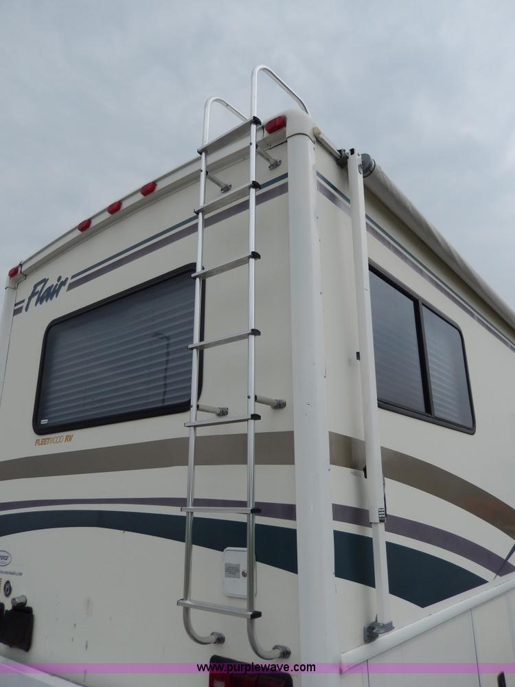 image for item D8122 2002 Workhorse P30 Fleetwood Flair 25Y recreational vehicle