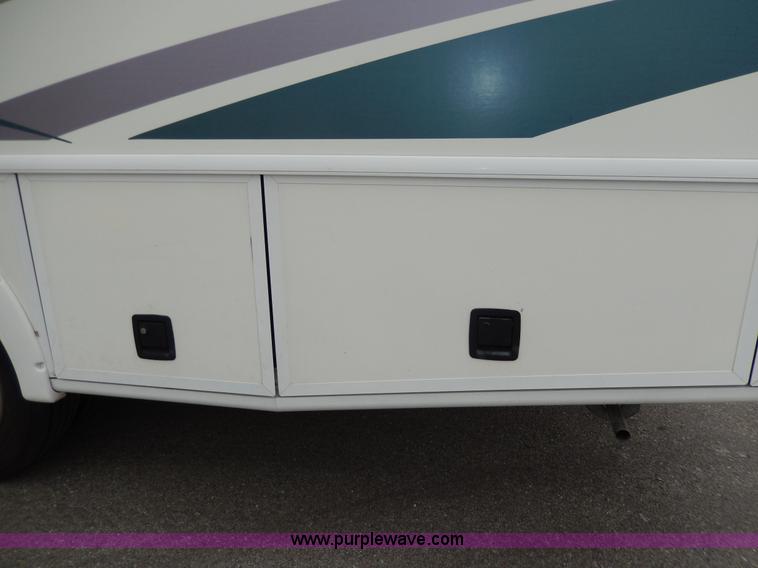 image for item D8122 2002 Workhorse P30 Fleetwood Flair 25Y recreational vehicle
