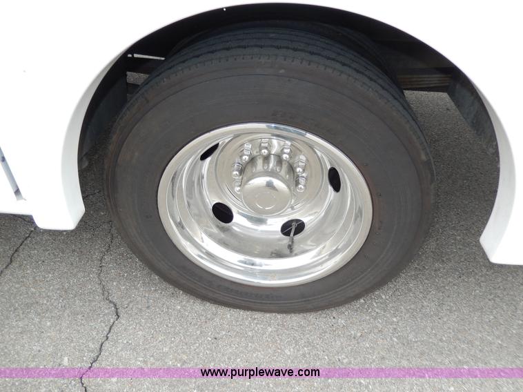 image for item D8122 2002 Workhorse P30 Fleetwood Flair 25Y recreational vehicle