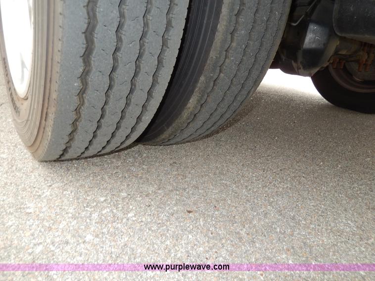 image for item D8122 2002 Workhorse P30 Fleetwood Flair 25Y recreational vehicle