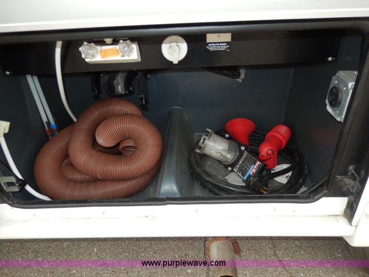 image for item D8122 2002 Workhorse P30 Fleetwood Flair 25Y recreational vehicle