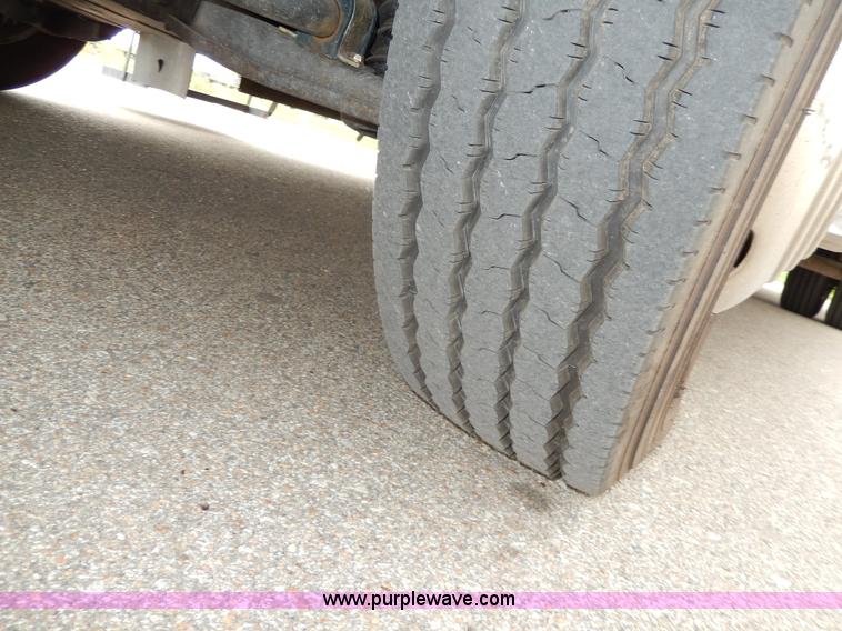 image for item D8122 2002 Workhorse P30 Fleetwood Flair 25Y recreational vehicle