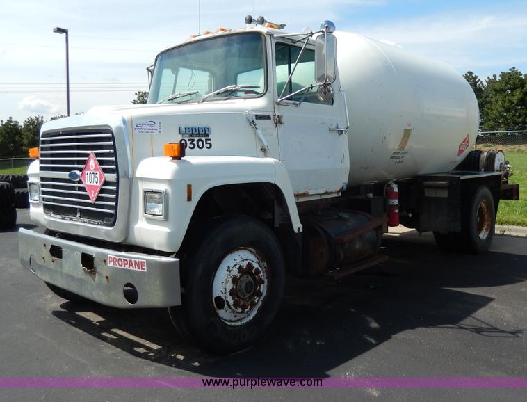 image for item D8143 1990 Ford LN8000 propane truck
