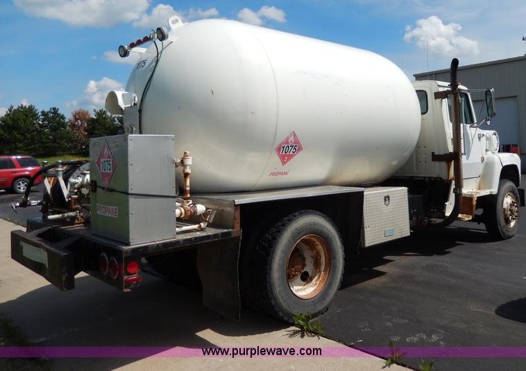 image for item D8143 1990 Ford LN8000 propane truck