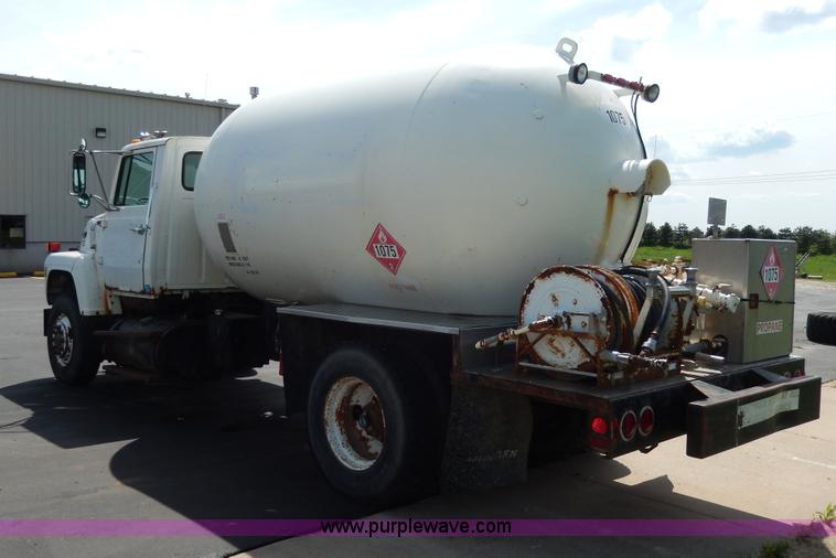 image for item D8143 1990 Ford LN8000 propane truck