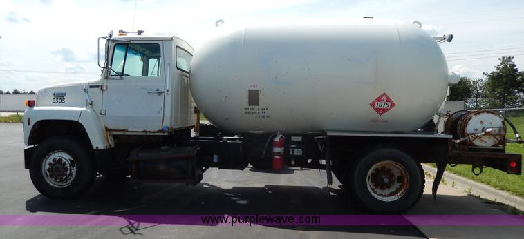 image for item D8143 1990 Ford LN8000 propane truck