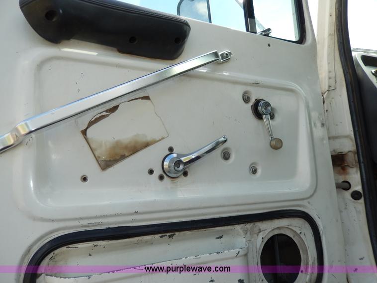 image for item D8143 1990 Ford LN8000 propane truck