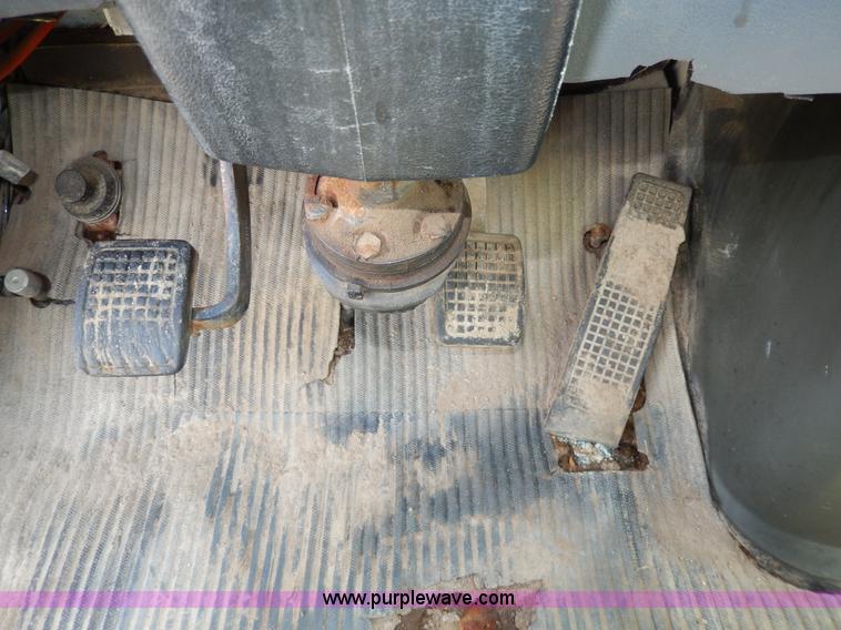 image for item D8143 1990 Ford LN8000 propane truck