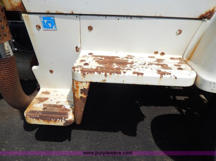 image for item D8143 1990 Ford LN8000 propane truck