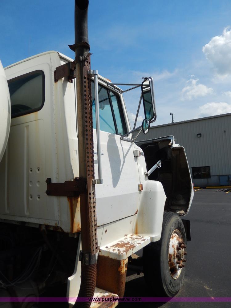 image for item D8143 1990 Ford LN8000 propane truck