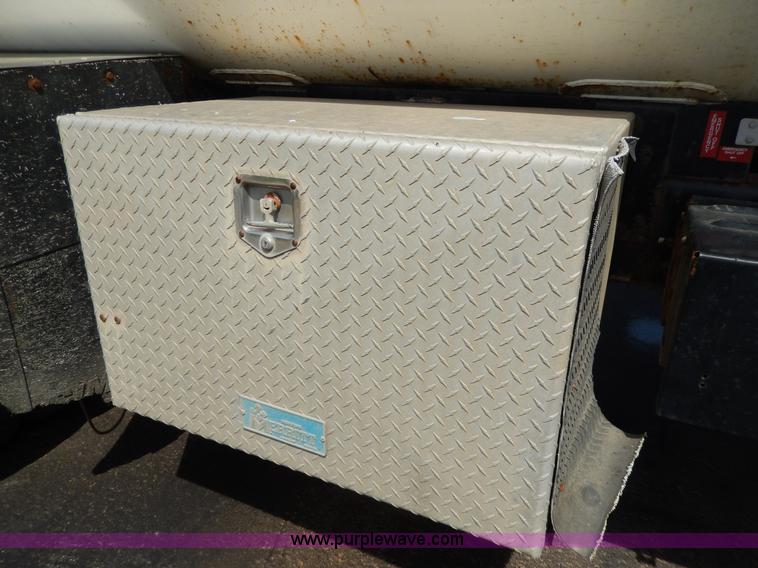 image for item D8143 1990 Ford LN8000 propane truck