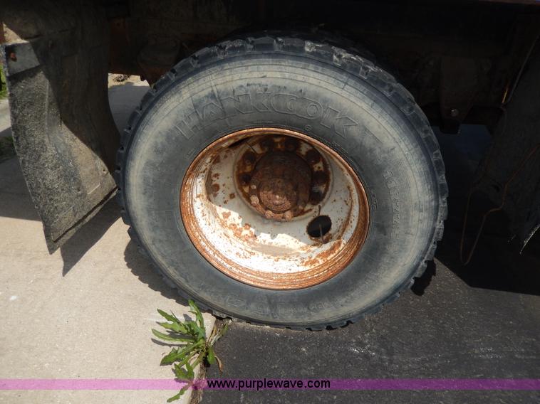 image for item D8143 1990 Ford LN8000 propane truck