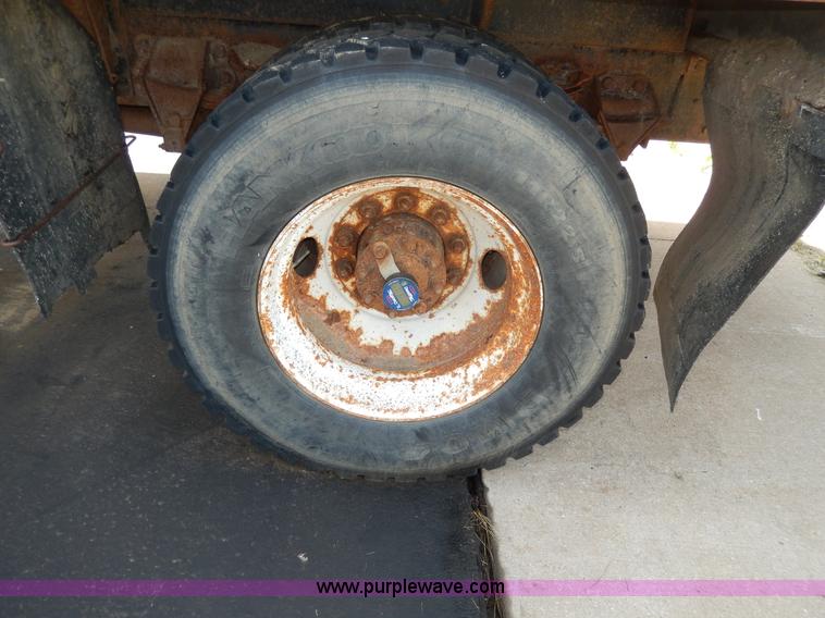 image for item D8143 1990 Ford LN8000 propane truck