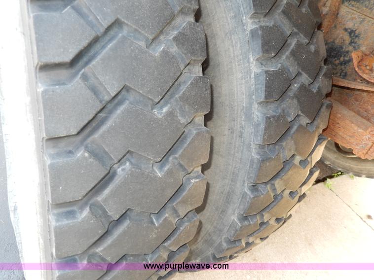 image for item D8143 1990 Ford LN8000 propane truck