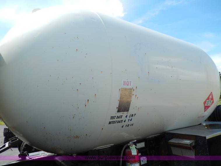 image for item D8143 1990 Ford LN8000 propane truck