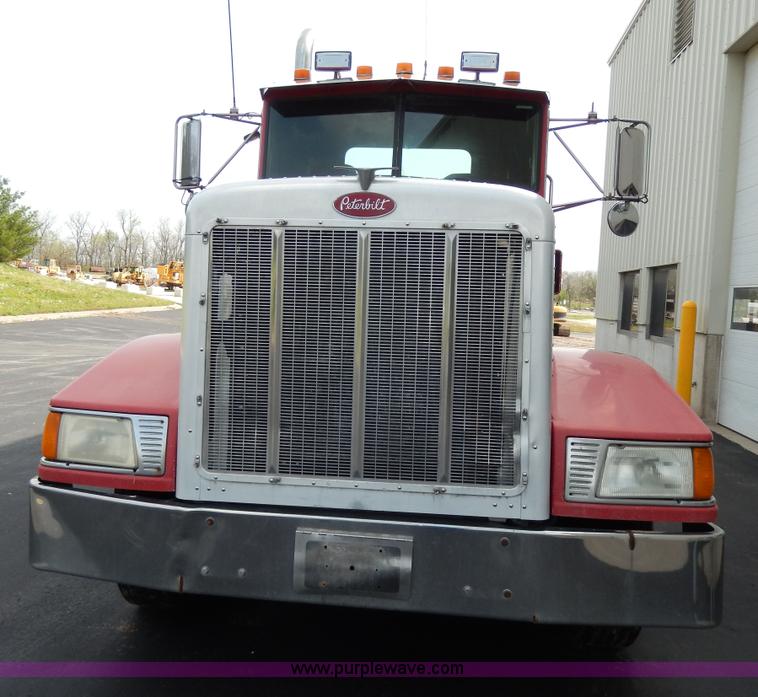 image for item D8146 1996 Peterbilt 377 semi truck