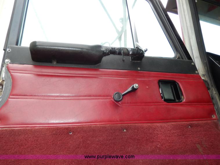 image for item D8146 1996 Peterbilt 377 semi truck