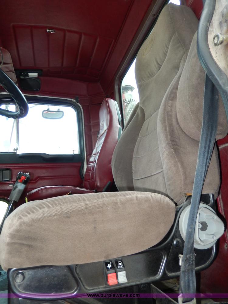 image for item D8146 1996 Peterbilt 377 semi truck