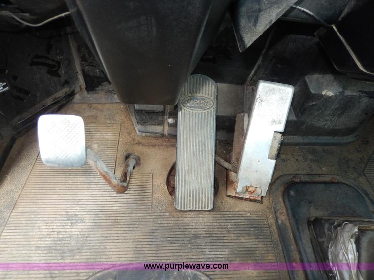 image for item D8146 1996 Peterbilt 377 semi truck