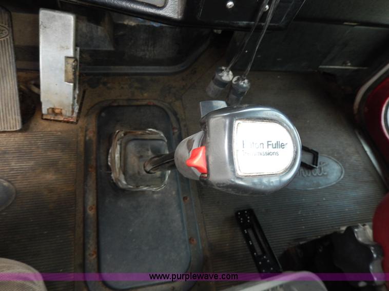 image for item D8146 1996 Peterbilt 377 semi truck