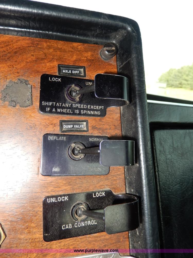 image for item D8146 1996 Peterbilt 377 semi truck