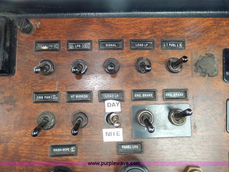 image for item D8146 1996 Peterbilt 377 semi truck