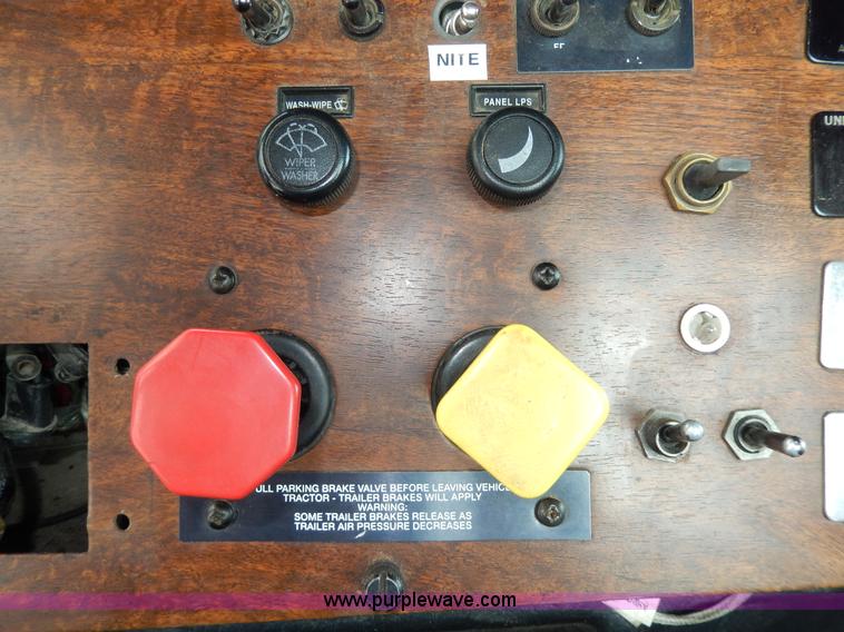 image for item D8146 1996 Peterbilt 377 semi truck