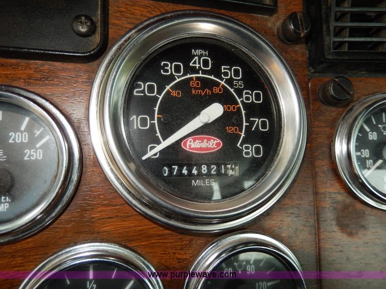 image for item D8146 1996 Peterbilt 377 semi truck