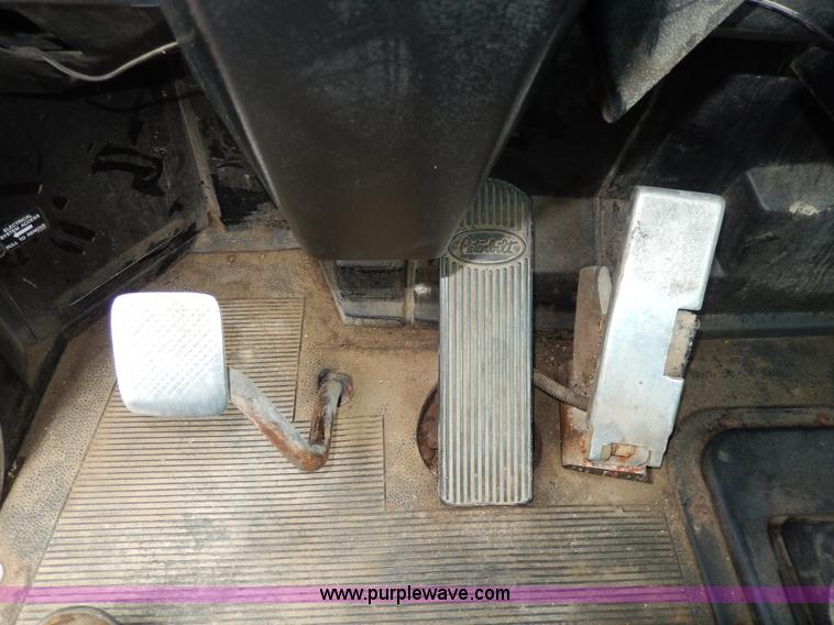 image for item D8146 1996 Peterbilt 377 semi truck