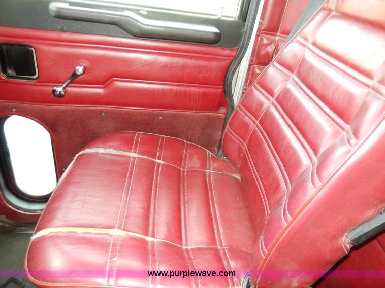 image for item D8146 1996 Peterbilt 377 semi truck