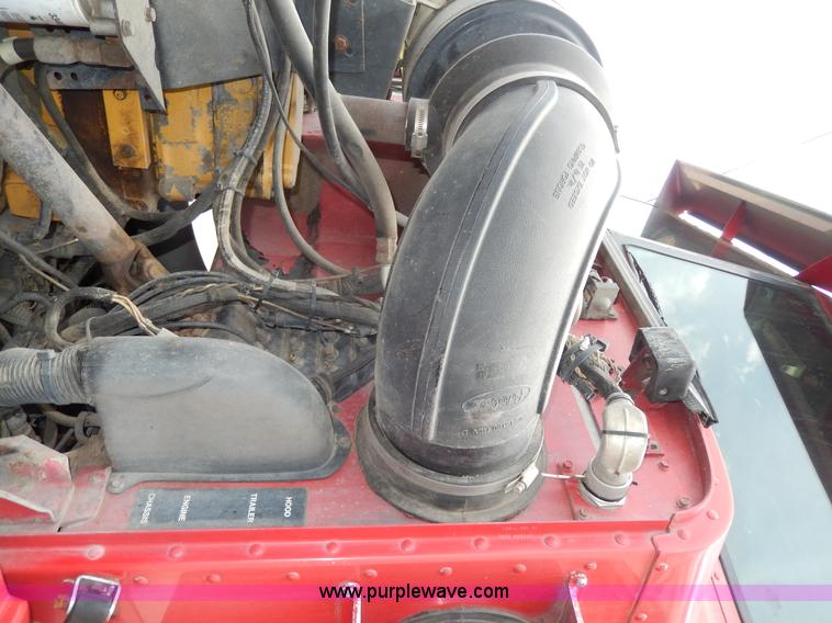 image for item D8146 1996 Peterbilt 377 semi truck