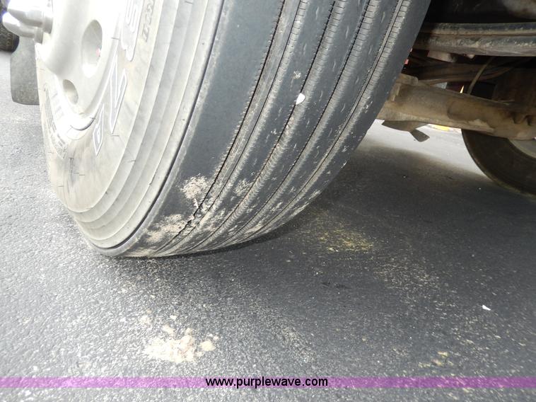 image for item D8146 1996 Peterbilt 377 semi truck