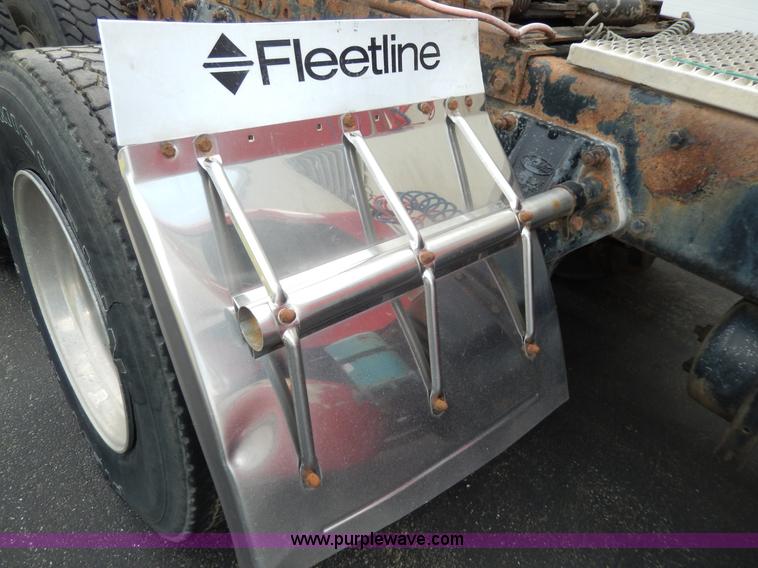 image for item D8146 1996 Peterbilt 377 semi truck