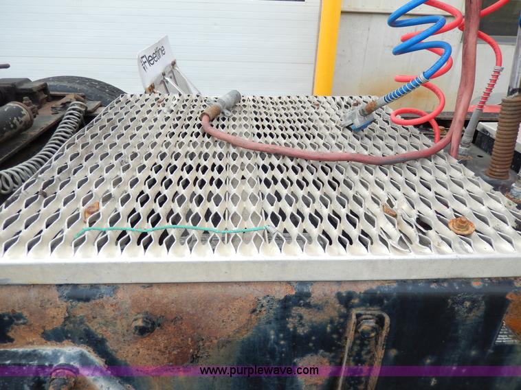 image for item D8146 1996 Peterbilt 377 semi truck